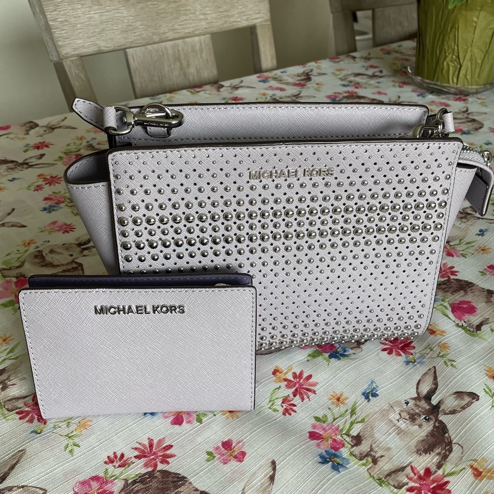 MICHAEL KORS LIGHT PURPLE STUDDED LEATHER CROSSBODY HANDBAG &  WALLET. NEW!!